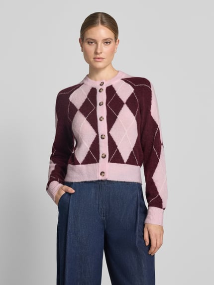 Kobiece modelka nosi Cardigan aus Woll-Mix mit Rundhalsausschnitt Modell 'JOHI' od YAS, różowo-bordowy wzór rombów, prosty krój, okrągły dekolt, długość tyłu 55 cm, długość rękawa 54 cm, zdjęcie całej sylwetki z przodu.