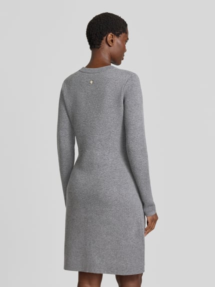 Frauenmodel trägt Figurbetontes Freizeitkleid mit Viskose-Woll-Kaschmir-Anteil Modell '264KN32Kasta' von JOOP! in Hellgrau, Ganzkörperansicht Rückansicht, Damen Freizeitkleid von JOOP!