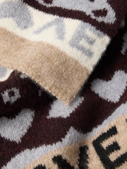 Produktfoto, Schal mit Love Motiv-Details von PIECES, mehrfarbiges Jacquard-Strickmaterial, grafisches Patchwork-Muster, weiche Textur