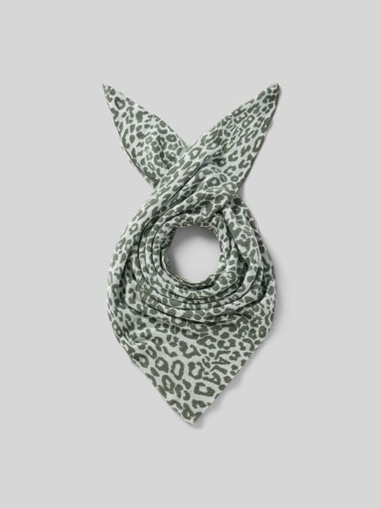 Productfoto, Kaschmirtusch aus reinem Kaschmir van Lala Berlin, driehoekige pasvorm, allover animal-print, brei-look, logodetail, lichtgroen en grijs, zachte textuur, dames kasjmieren sjaal, breedte 150 cm, lengte 209 cm