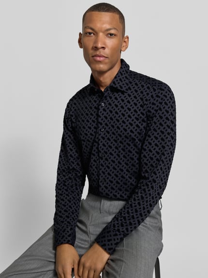 Mannelijk model draagt donkerblauw slim fit zakelijk overhemd met kentkraag van BOSS, geometrisch patroon, Heren Businesshemd, Nahaufnahme Oberkörper.