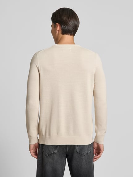 Mannelijk model draagt Regular Fit Pullover uit puur katoen van Marc O'Polo in lichtbeige, fijne structuur, Heren pullover, volledige achteraanzicht.