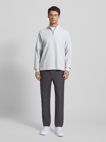 Männermodel trägt Regular Fit Sweatshirt aus Baumwoll-Mix Modell 'PE_HIVE' von BOSS Orange, unifarben, Struktur, Ganzkörperansicht von vorne.
