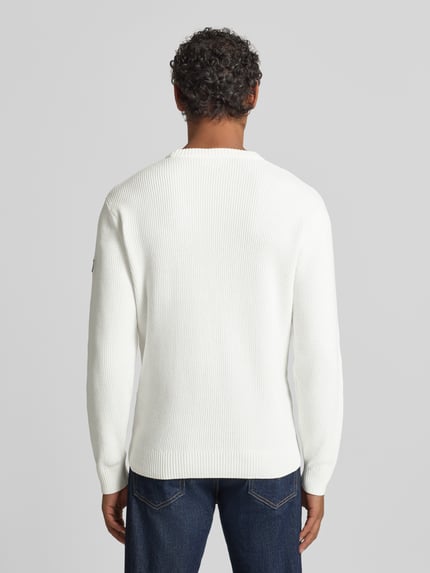 Männermodel draagt Regular Fit Strickpullover aus Baumwoll-Mix van Tom Tailor, effen wit, geribd, lange mouw, katoenmix, rugaanzicht.