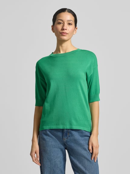 Kobiece modelka ma na sobie Regular Fit T-Shirt aus Viskose-Mix Modell 'Morla' od B.Young, damski t-shirt, mieszanka wiskozy, okrągły dekolt, rękaw o dł. 7/8, długość tyłu w rozmiarze S: 57 cm, długość rękawa w rozmiarze S: 23 cm, zielony kolor, prosta forma, gładka faktura, Ganzkörperansicht z przodu.