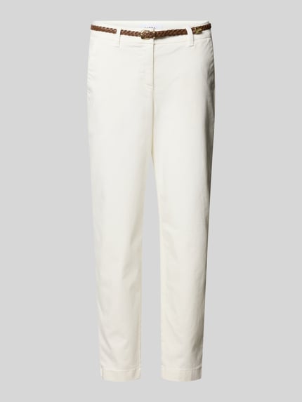 Produktfoto, Hose mit Gesäßtaschen und Gürtel von Comma aus cremefarbenem Baumwoll-Mix mit Stretch-Anteil, Regular-Fit, glatte Textur.