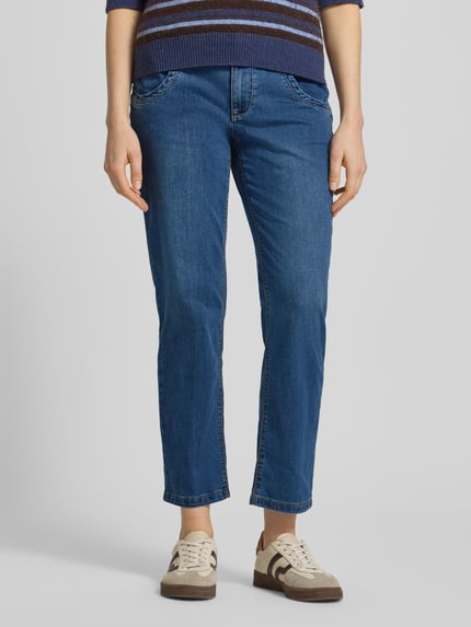 Frauenmodel trägt Straight Fit Jeans mit Eingrifftaschen von Buena Vista in Mittelblau, Baumwoll-Mix mit Stretch, Nahaufnahme Unterkörper.