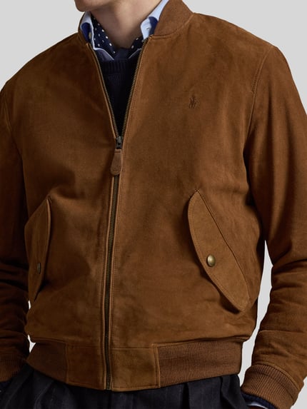 Männermodel trägt Regular Fit Lederjacke mit seitlichen Pattentaschen von Polo Ralph Lauren in braunem Veloursleder, Nahaufnahme Oberkörper.