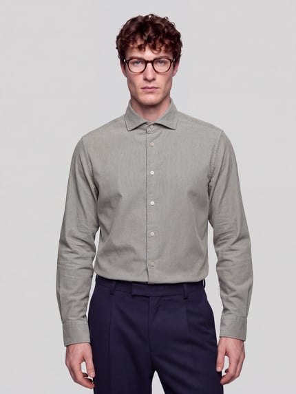 Männermodel trägt Regular Fit Businesshemd mit Cordstruktur von Seidensticker, unifarben, lange Ärmel, Kentkragen, Ganzkörperansicht von vorne.