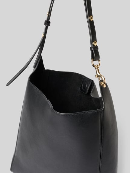 Produktfoto, schwarze Handtasche mit Magnetverschluss Modell 'DALMA' von MANGO, goldene Beschläge, verstellbarer Schulterriemen, strukturierte Oberfläche, Karabinerverschluss, 31x33x11 cm, Schulterriemen 52 cm, Kontext: Damen Handtasche Hauptfach mit Magnetverschluss