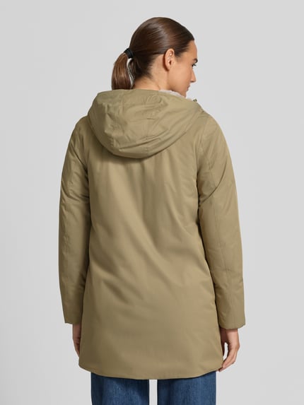 Frauenmodel trägt Regular Fit Mantel mit Logo-Applikation Modell 'SOPHIE' von K-WAY in Beige, glatte Textur, Rückansicht, Damen Mantel, Kapuze mit Stehkragen, Rückenlänge 73 cm, Schulterbreite 41 cm, Brustweite 46 cm, Ärmellänge 53 cm. Ganzkörperansicht Rückansicht.