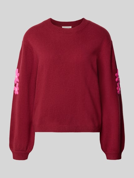 Produktfoto, Strickpullover aus Wolle mit Stitchings und Perlen von Christian Berg Woman in Weinrot mit rosa Blumenstickereien, Relaxed Fit, strukturierte Oberfläche