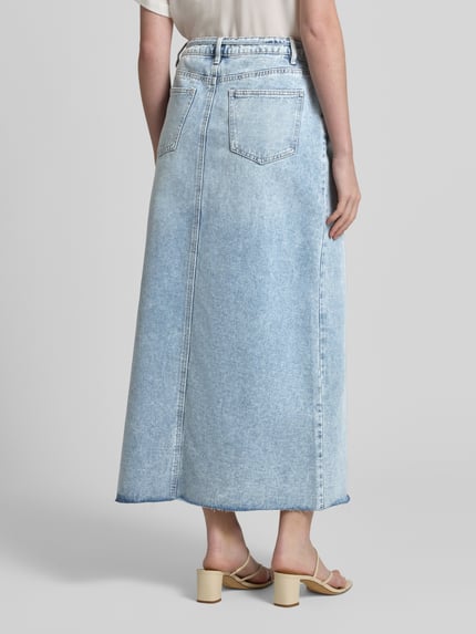 Frauenmodel trägt Midi-Jeansrock aus Baumwoll-Mix Modell 'WIEN' von Vero Moda in hellem Denim mit Nieten, Bindegürtel, Rückansicht, Ganzkörperansicht