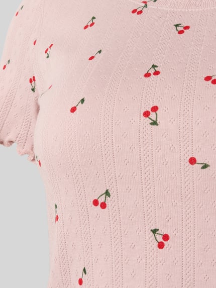 Frauenmodel trägt góra od piżamy z bawełny z wzorem pointelle, prosty krój, okrągły dekolt, faliste wykończenie, stylizacje casualowe, Pyjama-Oberteil mit Muschelsaum von Jake*s Casual, zbliżenie na górną część ciała