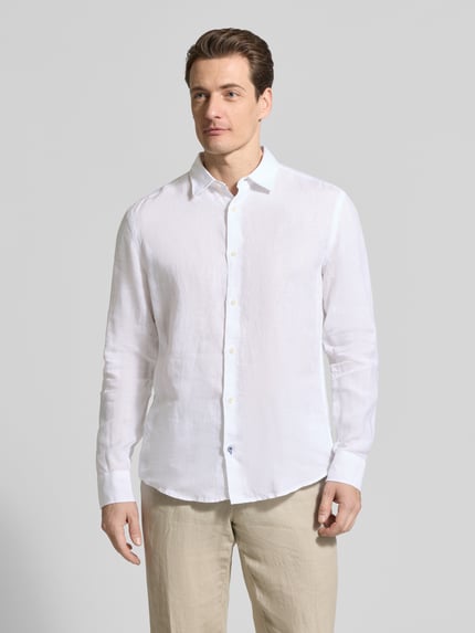 Männermodel trägt Casual Fit Freizeithemd aus Leinen von OLYMP Level Five, weiß, Knopfleiste, Kentkragen, Ganzkörperansicht von vorne.