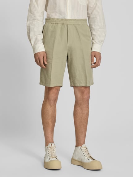Mannelijk model draagt Straight Fit Shorts aus Leinen-Mix van Filippa K in lichtbeige mix van linnen en katoen, persplooien, steekzakken, achterzak, elastische band, binnenbeenlengte maat 50 24 cm, bandwijdte maat 50 43 cm, ganzlichaamsaanzicht van voren.