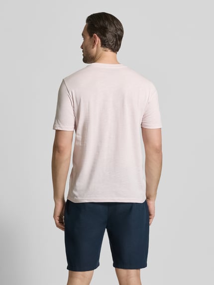 Männermodel trägt Regular Fit T-Shirt mit Rundhalsausschnitt von MCNEAL aus reiner Baumwolle in Hellrosa, glatte Textur, Ganzkörperansicht Rückansicht.