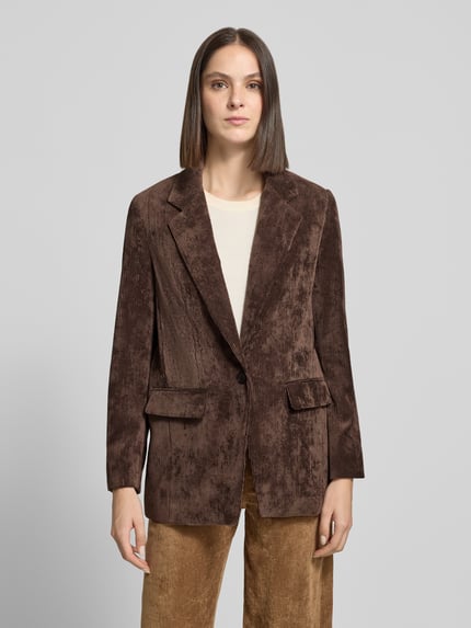 Frauenmodel trägt Regular Fit Blazer aus Cord Modell 'GLENDALE' von DRYKORN in Braun mit Reverskragen und Pattentaschen, Ganzkörperansicht von vorne. Rückenlänge 73 cm, Brustweite 50 cm, Ärmellänge 62 cm.