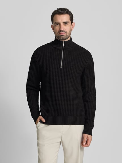 Mannelijk model draagt Regular Fit Troyer in Waffel-Struktur model 'TOM' van SELECTED HOMME, zwart, gebreid, bio-katoen, unicolor. Ganzkörperansicht von vorne.