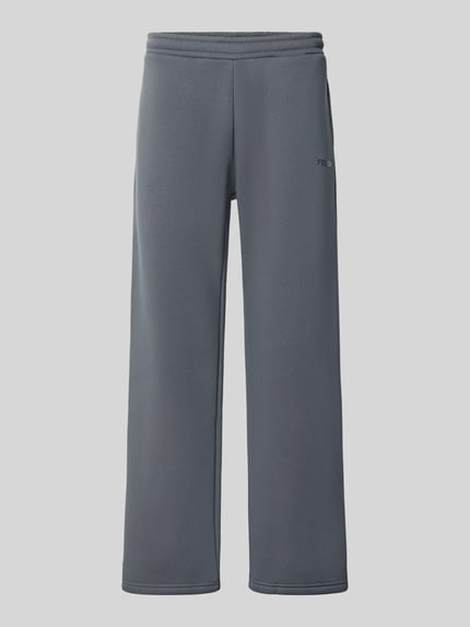 Produktfoto, Sweatpants mit Logo-Print und Gesäßtasche von REVIEW, Baumwoll-Mix, gerader Schnitt, elastischer Bund, grau, weiche Textur