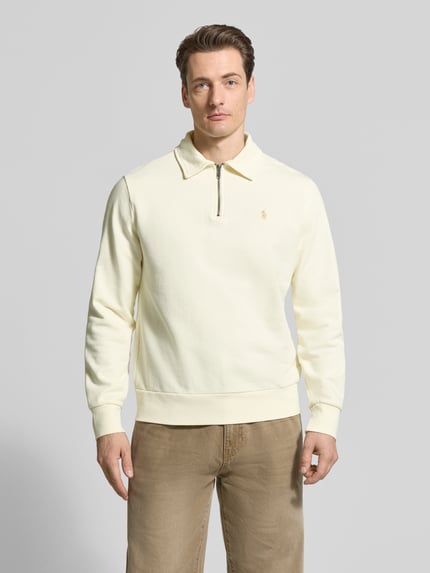 Männermodel trägt Regular Fit Sweatshirt aus pure katoen van Polo Ralph Lauren, look: effen, pasvorm: regular fit, logodetail, polokraag, V-hals, lange mouw, mouwboord en rompzoom geribd, materiaalverwerking: sweat, materiaal: puur katoen. Ganzkörperansicht von vorne.