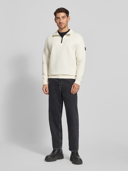 Mannermodel draagt Regular Fit Troyer aus Baumwoll-Mix van Tom Tailor Denim, unikleurig, gestructureerd, lange mouwen, vooraanzicht volledig lichaam.