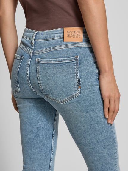 Vrouwenmodel draagt Skinny Fit Jeans in Used-look model 'LA BOHEMIENNE' van Scotch & Soda, mix van katoen en elastaan, detailopname rugaanzicht. Bandwijdte maat 27/32: 38 cm, binnenbeenlengte: 75 cm.
