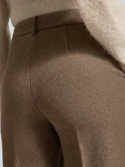 Frauenmodel trägt High Waist Stoffhose aus Wolle mit Bundfalte von STEFANEL, braune Webware, Detailaufnahme, unifarben, KI-modifiziertes Bild.