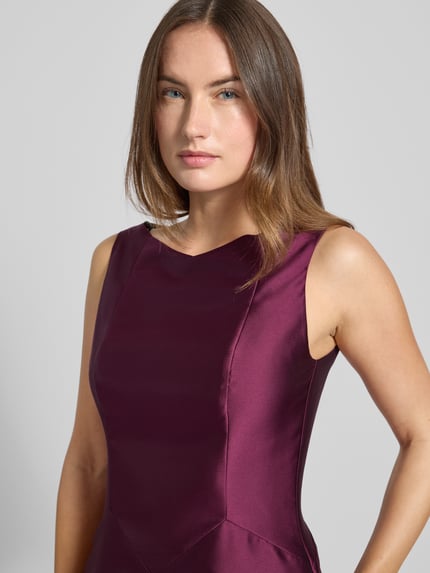 Kobiece modelka nosi Sukienka wieczorowa z dekoltem w łódkę od Swing, taliowany krój, wszyty zamek błyskawiczny, halka pod sukienkę, długość tyłu 150 cm, szerokość klatki piersiowej 42 cm, rozmiar 36, kolor ciemnofioletowy, gładka tekstura, nahaufnahme górnej części ciała.
