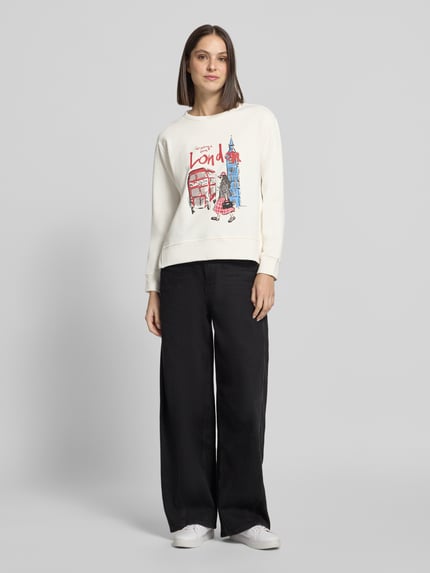 Frauenmodel trägt Sweatshirt mit Motiv-Print und Rundhalsausschnitt von Milano Italy, Baumwoll-Mix, weiß mit buntem Print, Relaxed Fit, Ganzkörperansicht von vorne.