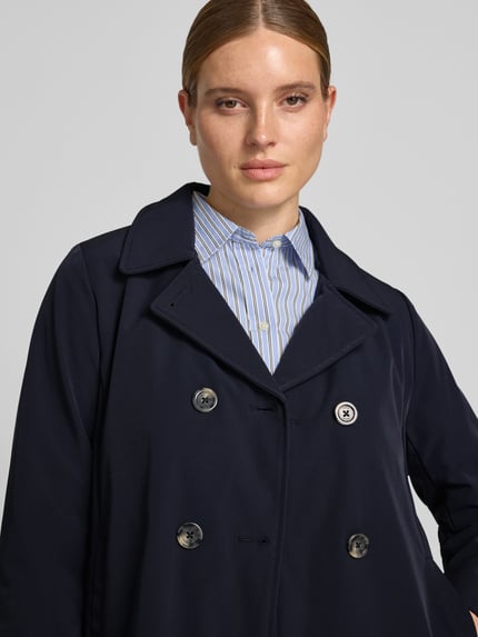 Frauenmodel trägt Regular Fit Jacke mit Stehkragen Modell 'PAMILLA' von CINQUE in Dunkelblau, stoffige Oberfläche, Nahaufnahme Oberkörper. Damen Jacke, Reverskragen, doppelte Knopfleiste, Rückenlänge 63 cm, Schulterbreite 40 cm, Brustweite 48 cm, Ärmellänge 64 cm.