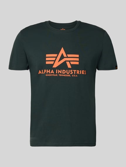 Produktfoto, Herren T-Shirt mit Label-Detail Modell 'BASIC' von Alpha Industries aus Reine Baumwolle in Dunkelgrün mit orangefarbenem Logo-Print, Gerader-Schnitt, Rundhalsausschnitt, Rückenlänge bei Größe M 69 cm.