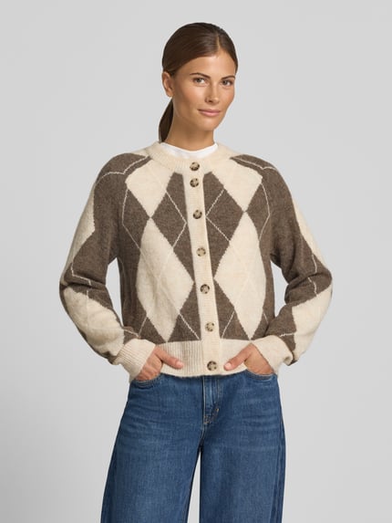 Frauenmodel trägt Cardigan aus Woll-Mix mit Rundhalsausschnitt Modell 'JOHI' von YAS, gerader Schnitt, Creme-Braun, Ganzkörperansicht von vorne.