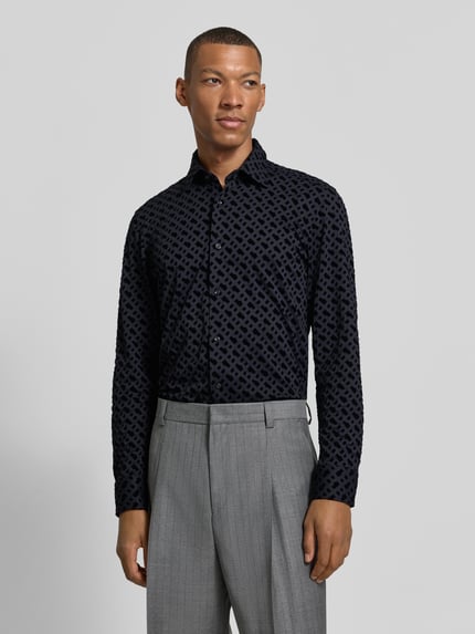 Männermodel trägt dunkelblaues, gemustertes Slim Fit Businesshemd mit kentkraag von BOSS, gerade grijze broek, Ganzkörperansicht von vorne
