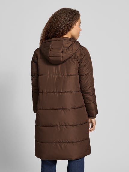 Frauenmodel trägt Puffer Coat mit Kapuze von PIECES in Unifarbe Braun, Longline-Länge, seitliche Eingrifftaschen, Rückansicht.