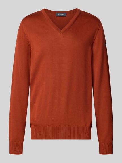 Produktfoto, Regular Fit Strickpullover aus reiner Schurwolle von MAERZ Muenchen in Rostbraun mit V-Ausschnitt, gerippte Abschlüsse, glatte Textur
