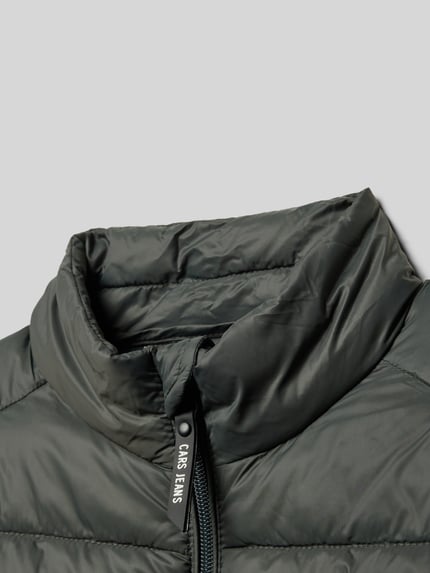 Produktfoto, Steppjacke mit Kinnschutz Modell 'STINGER' von CARS JEANS in Dunkelgrün, glatte Oberfläche, Stehkragen, Reißverschluss, Detailaufnahme.