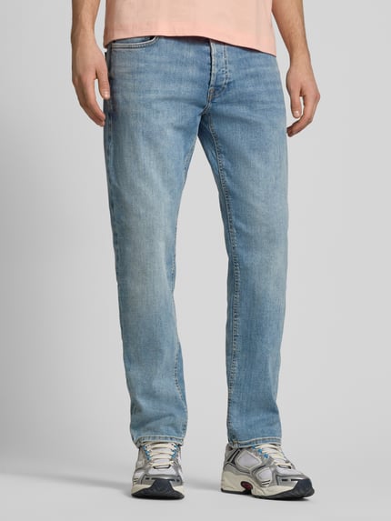 Männermodel trägt Slim Fit Jeans im 5-Pocket Design Modell 'Mike' von Jack & Jones, hellblaue Waschung, elastischer Baumwoll-Mix, Nahaufnahme Unterkörper.