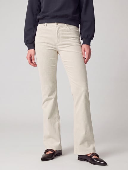 Frauenmodel trägt Cordhose mit ausgestelltem Bein von Pepe Jeans, unifarben, 5-Pocket-Design, Detailaufnahme Ganzkörperansicht von vorne.