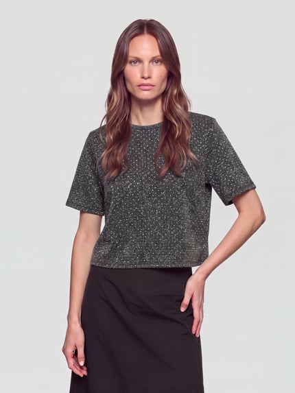 Frauenmodel trägt T-Shirt mit Allover-Punkte-Muster von PIECES, Rundhals, kurzarm, Regular Fit, Cropped-Länge, Jersey, Ganzkörperansicht von vorne.
