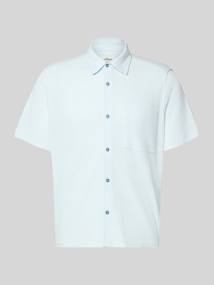 Produktfoto, Regular Fit Freizeithemd aus Baumwoll-Mix von s.Oliver RED LABEL in Optik: Unifarben mit Waffelstruktur, Kurzarm, Piqué-Material, Kentkragen, durchgehende Knopfleiste und Brusttasche.