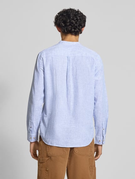 Mannelijk model draagt Regular Fit vrijetijdsoverhemd uit mix van katoen en linnen van Jack & Jones, model 'SUMMER LINEN BLEND', opstaande kraag, knoopsluiting, ruglengte 75 cm, schouderbreedte 46 cm, mouwlengte 65 cm, rugaanzicht.