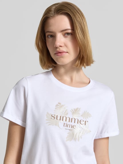 Modelka kobieca ma na sobie Regular Fit T-Shirt aus reiner Baumwolle od Tom Tailor, biały jersey, nadruk z motywem, krótki rękaw, widok na górną część ciała z przodu