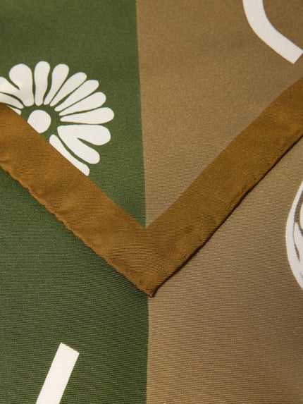 Produktfoto, Seidentuch aus reiner Seide von Luisa Cerano in Grün und Braun mit Label-Print, quadratische Form, eingefasste Abschlüsse, Detailaufnahme.