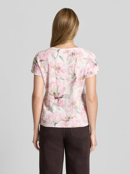 Frauenmodel trägt T-Shirt im Allover-Look mit Strukturmuster von Betty Barclay, pastellfarbene Blumen, Material-Mix mit Stretch-Anteil, Regular-Fit, Rundhalsausschnitt, Rückenlänge 54 cm bei Größe 36, Ganzkörperansicht Rückansicht.