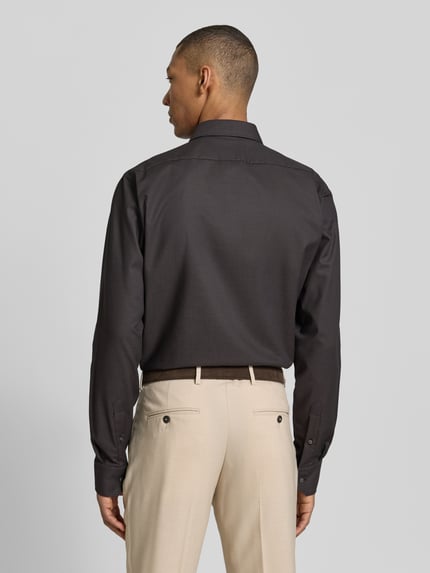 Männermodel trägt Regular Fit Freizeithemd mit extra langem Arm Modell 'H-JOE-K-C1-261' von BOSS in dunklem Farbton, Popeline, Ganzkörperansicht Rückansicht.