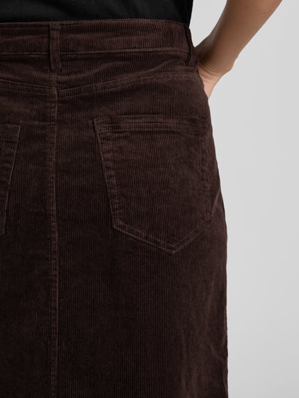 Frauenmodel trägt Cordrock mit Gesäßtaschen Modell 'Gi44anna' von ZABAIONE, brauner Baumwoll-Mix, Struktur durch feinen Cord, Nahaufnahme Rückansicht.