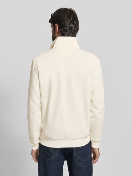 Männermodel trägt Regular Fit Troyer aus Baumwoll-Mix von Tommy Hilfiger, Optik: Unifarben, Label-Stitching-Applikation, Ganzkörperansicht Rückansicht.