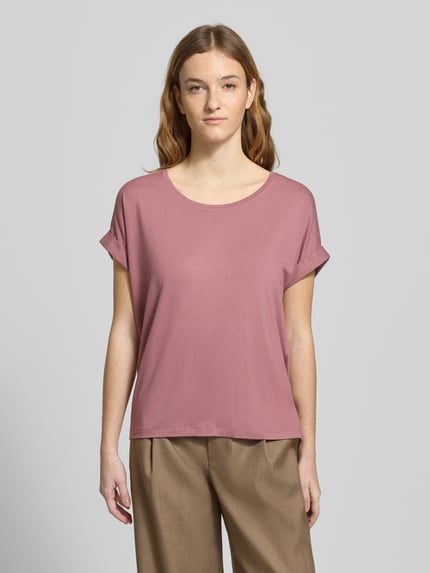 Frauenmodel trägt Regular Fit T-Shirt aus Viskose-Mix Modell 'MOSTER' von Only, unifarbenes Jersey mit Label Stitching, Ganzkörperansicht von vorne.