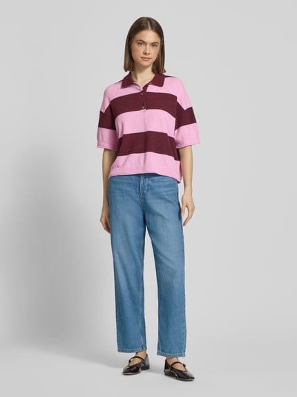 Frauenmodel trägt Tapered Fit Jeans aus Baumwoll-Mix Modell 'ADDISON' von Pepe Jeans in hellblauem Denim, 5-Pocket, High Waist, Ganzkörperansicht von vorne.